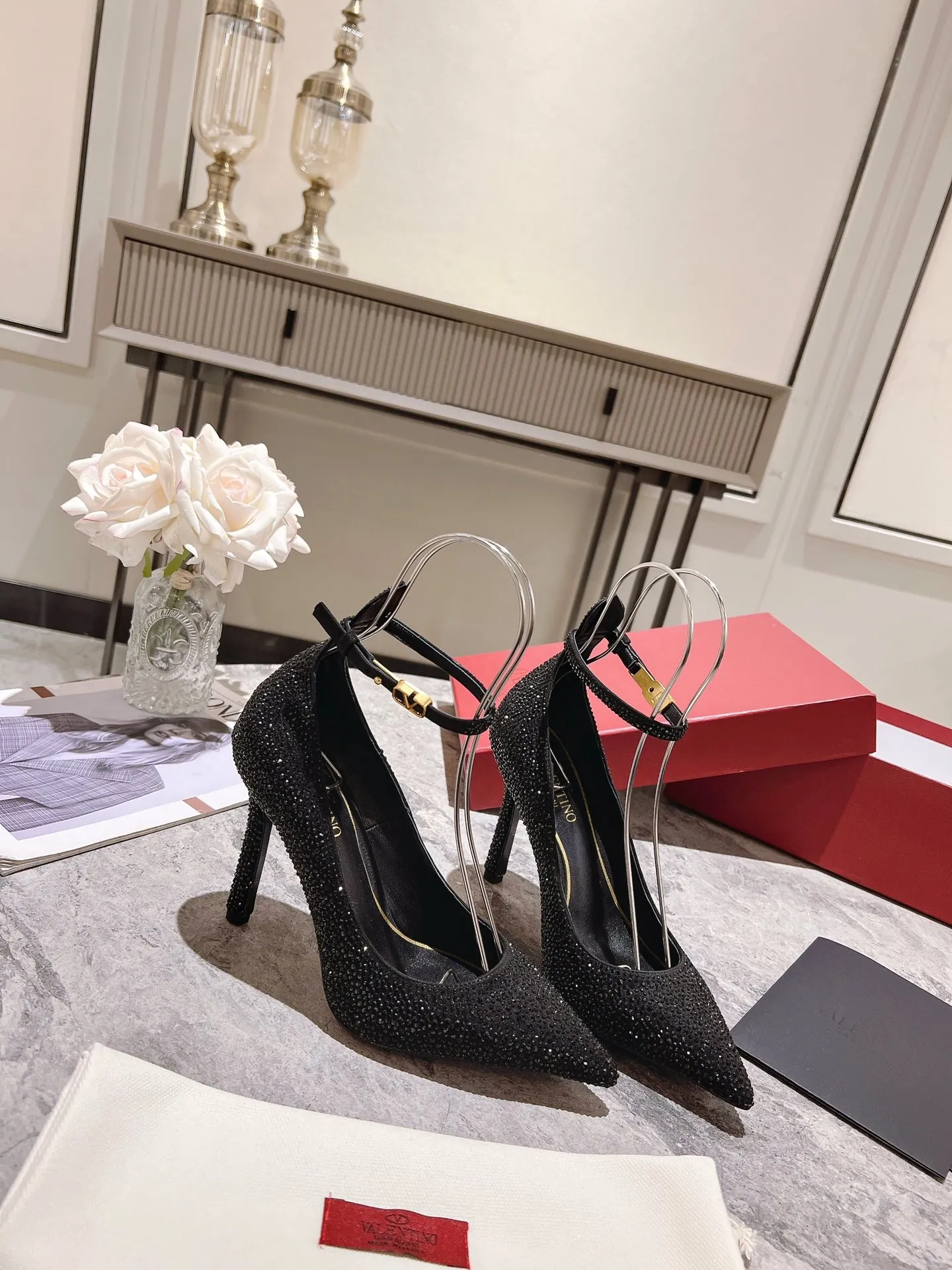 👟👟Ex-factory price 500👟👟 Genuine leather sole +40 Top version 𝑉𝐴𝐿𝐸𝑁𝑇𝐼𝑁𝑂 Valentino new spring and summer women's 6⃣️color "Czech Diamond💎" full diamond shoes The unique [V’s handcrafted diamond production] brings out a full sense of high-end, and the new season will live up to expectations! Worth buying★Absolutely high-grade❥Original method, Absolutely sensual❥Elegant style, creating a different feeling, simple and elegant style!  Code number: 35-41 (34-42 customized, non-returnable) Lining: Sheepskin lining Heel height: 10cm Leather outsole Rubber outsole